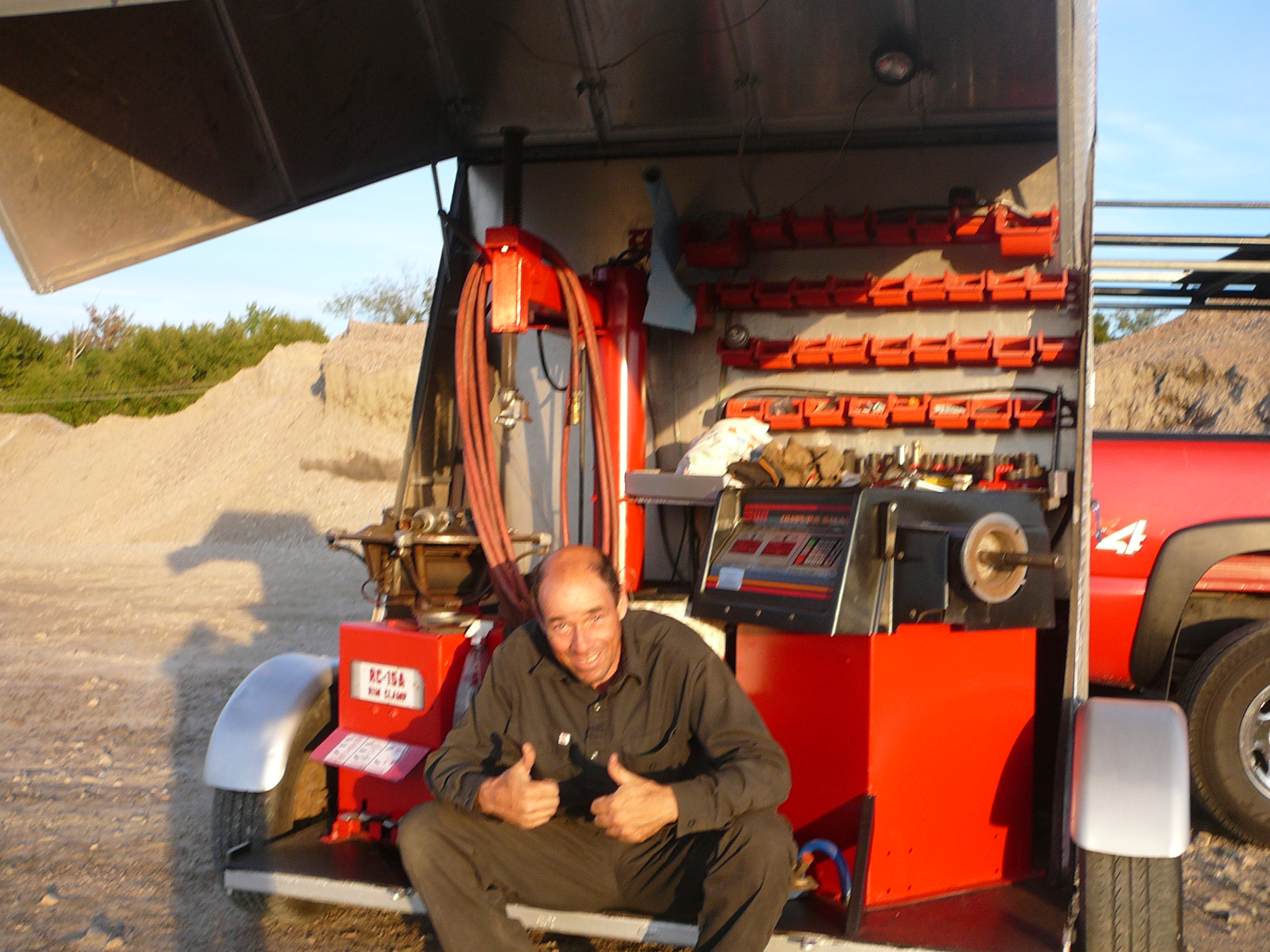 QUALITÉ, FIABILITÉ ET RAPIDITÉOffrant un service mobile inégalé de pose de pneus à domicile ou sur la route dans la région de Québec, Québec Pneu Mobile mise sur la qualité, et ce, toujours à prix compétitifs. Une fois sur place, nos experts sauront répondre à vos attentes et vous dépanner pour la pose, le balancement et l'installation de pneus
APPELEZ-NOUS DÈS MAINTENANT : 418-840-2354