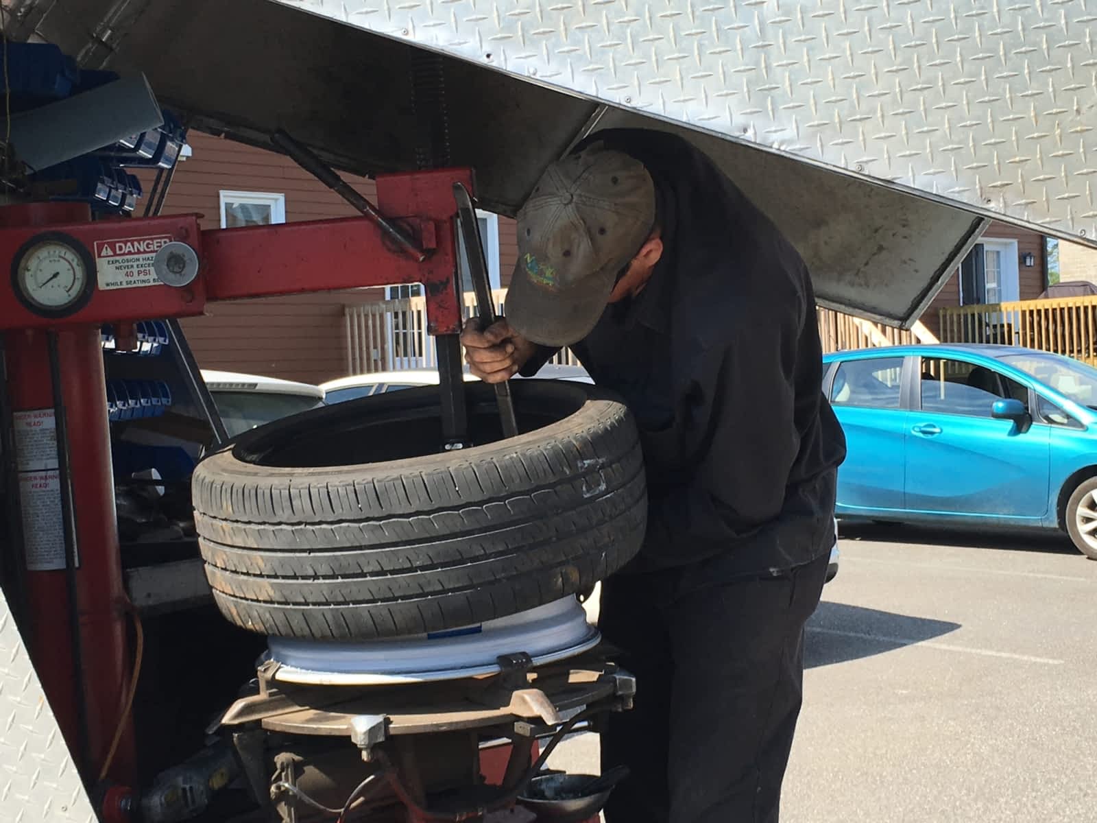 DES PNEUS NEUFS, À VOTRE PORTE!